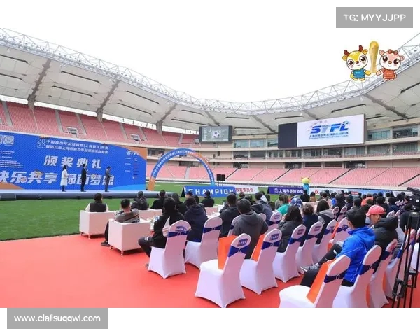 足球俱乐部隆重举行新球员签约仪式展现团队新阵容与未来希望